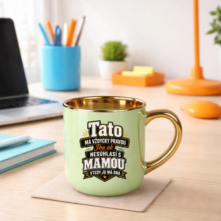 Tato má vždycky pravdu. Iba ak nesúhlasí s mamou, vtedy ju má ona – Elegantný hrnček na darček