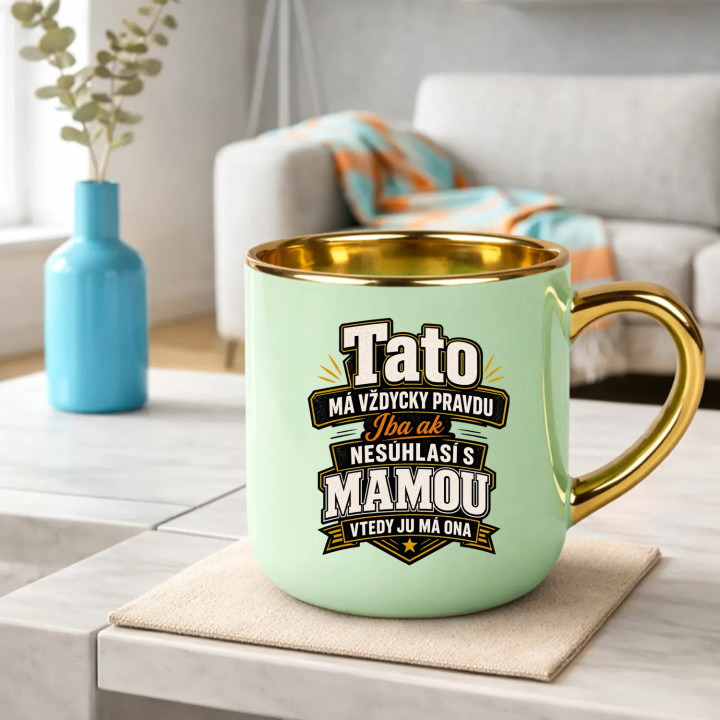 Tato má vždycky pravdu. Iba ak nesúhlasí s mamou, vtedy ju má ona – Elegantný hrnček na darček
