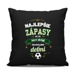 Najlepšie zápasy sú tie, ktoré sledujem so svojimi deťmi - čierny vankúš s potlačou
