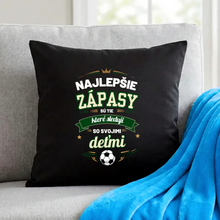 Najlepšie zápasy sú tie, ktoré sledujem so svojimi deťmi - čierny vankúš s potlačou