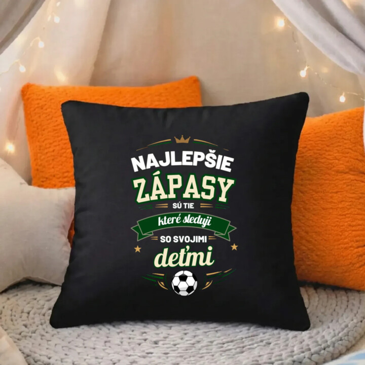 Najlepšie zápasy sú tie, ktoré sledujem so svojimi deťmi - čierny vankúš s potlačou