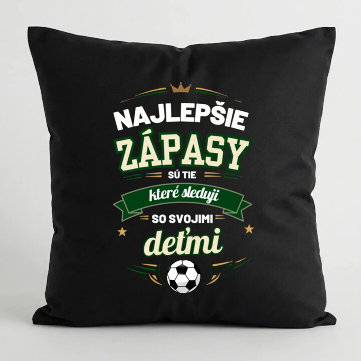 Najlepšie zápasy sú tie, ktoré sledujem so svojimi deťmi - čierny vankúš s potlačou