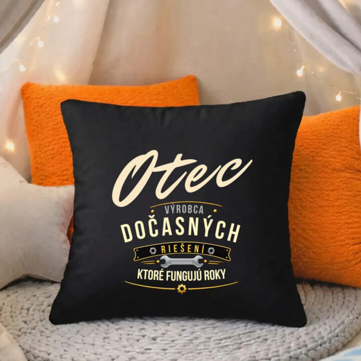 Otec - výrobca dočasných riešení, ktoré fungujú roky - čierny vankúš s potlačou