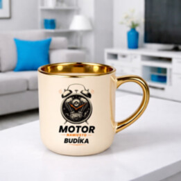 Motor namiesto budíka – Elegantný hrnček na darček