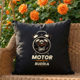 Motor namiesto budíka - čierny vankúš s potlačou
