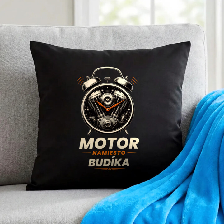 Motor namiesto budíka - čierny vankúš s potlačou
