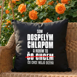 Som dospelým chlapom a robím to čo chce moja dcéra - čierny vankúš s potlačou