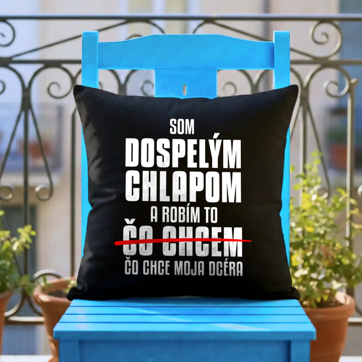 Som dospelým chlapom a robím to čo chce moja dcéra - čierny vankúš s potlačou