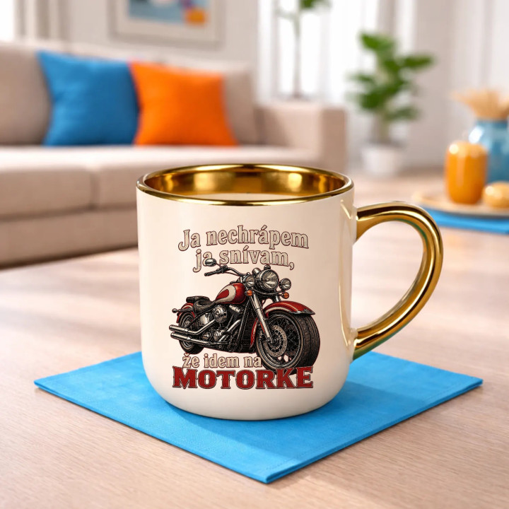 Elegantný hrnček Ja nechrápem ja snívam že idem na motorke