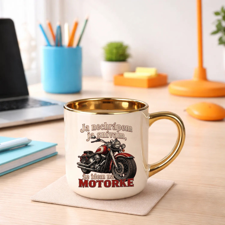 Elegantný hrnček Ja nechrápem ja snívam že idem na motorke