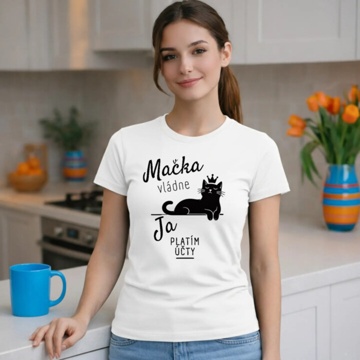 Mačka vládne, ja platím účty - dámske tričko s potlačou