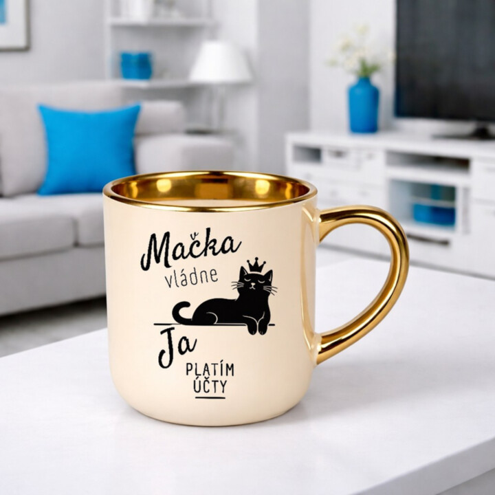 Mačka vládne, ja platím účty – Elegantný hrnček na darček