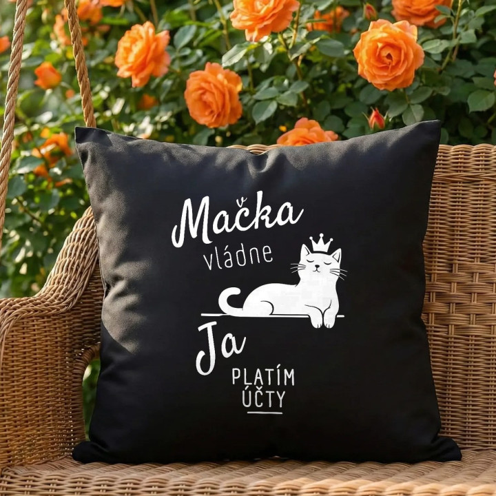 Mačka vládne, ja platím účty - čierny vankúš s potlačou