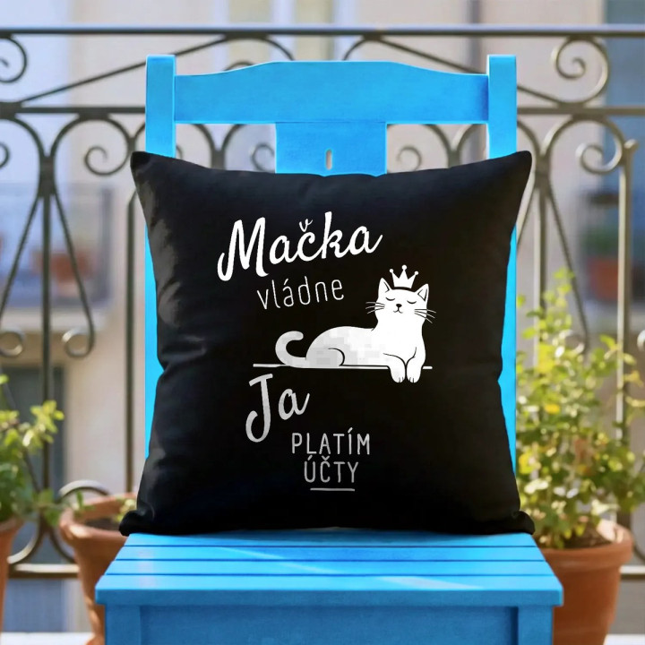 Mačka vládne, ja platím účty - čierny vankúš s potlačou