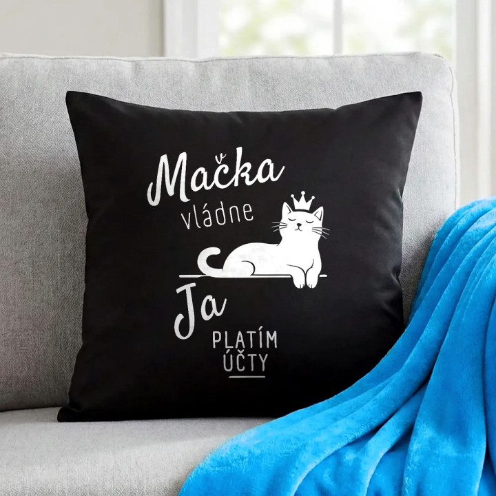 Mačka vládne, ja platím účty - čierny vankúš s potlačou