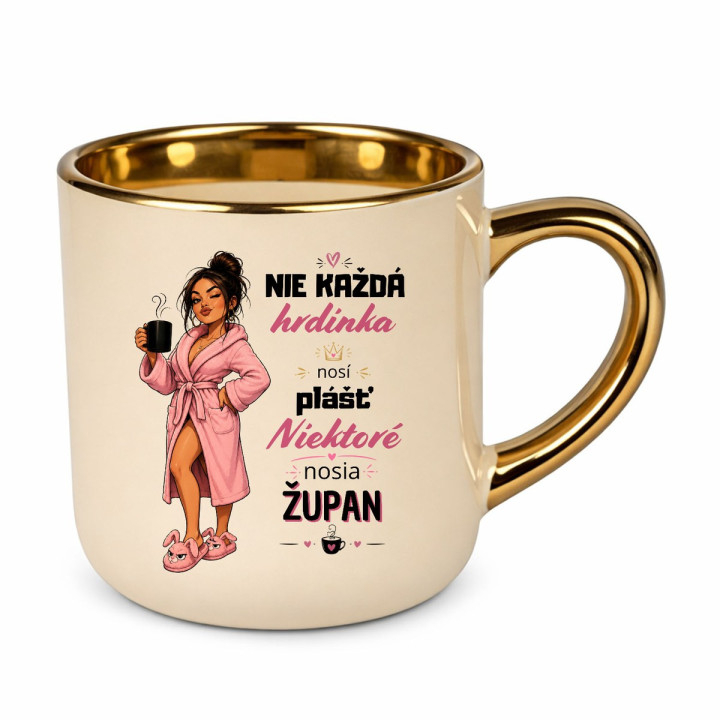 Nie každá hrdinka nosí plášť, niektoré nosia župan – Elegantný hrnček na darček