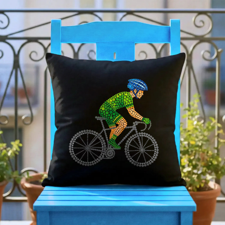 Cyklista z bodiek - deň bodky - čierny vankúš s potlačou