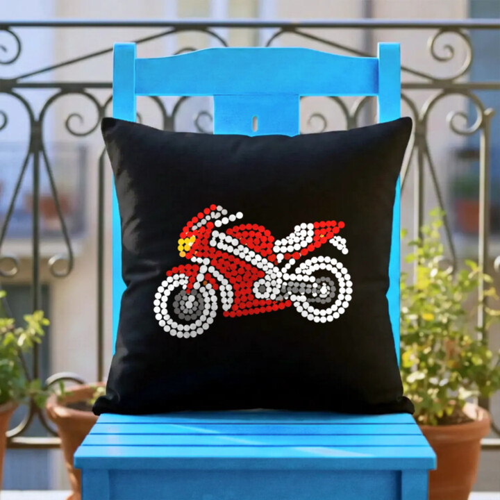 Motorka z bodiek - deň bodky - čierny vankúš s potlačou