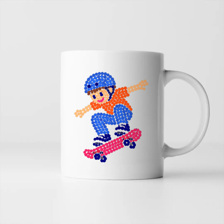 Chlapec na skateboarde z bodiek - deň bodky - keramický hrnček s potlačou