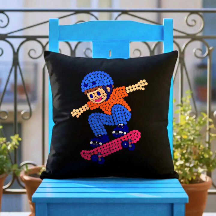 Chlapec na skateboarde z bodiek - deň bodky - čierny vankúš s potlačou