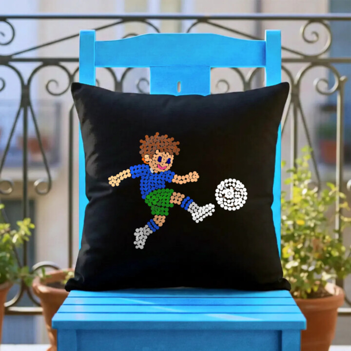 Malý futbalista z bodiek - deň bodky - čierny vankúš s potlačou