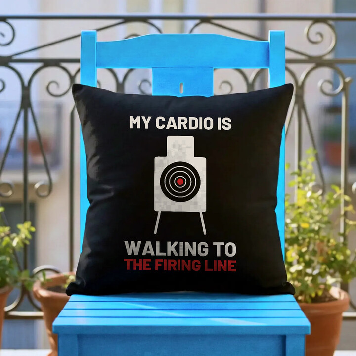 My cardio is walking to the firing line - čierny vankúš pre strelca