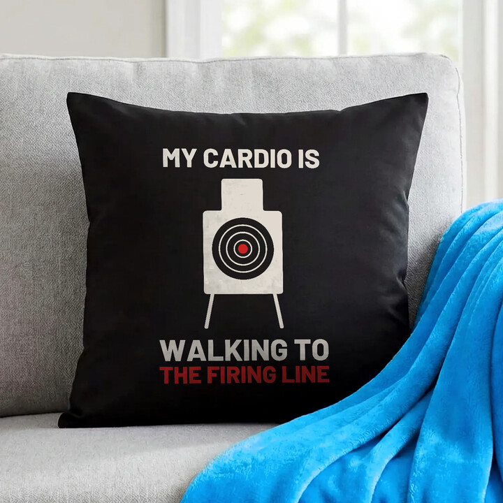 My cardio is walking to the firing line - čierny vankúš pre strelca