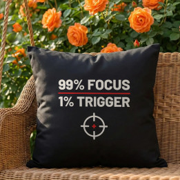 99% focus, 1% trigger - čierny vankúš pre strelca