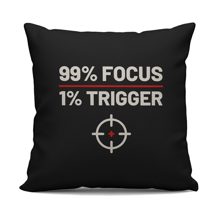 99% focus, 1% trigger - čierny vankúš pre strelca