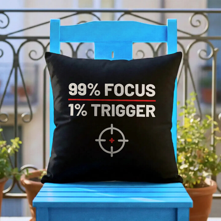 99% focus, 1% trigger - čierny vankúš pre strelca