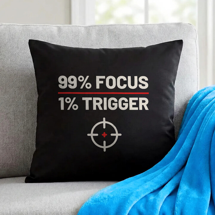 99% focus, 1% trigger - čierny vankúš pre strelca