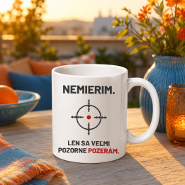 Nemierim, len sa veľmi pozorne pozerám - keramický hrnček pre strelca