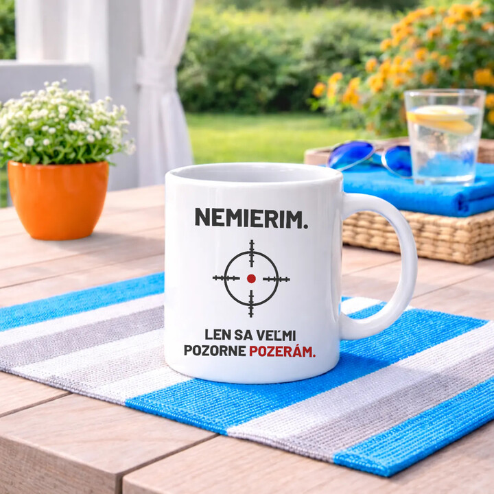 Nemierim, len sa veľmi pozorne pozerám - keramický hrnček pre strelca