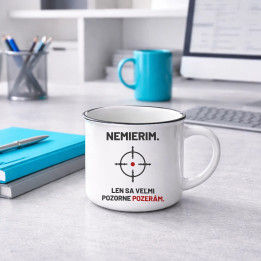 Nemierim, len sa veľmi pozorne pozerám - smaltovaný hrnček pre strelca