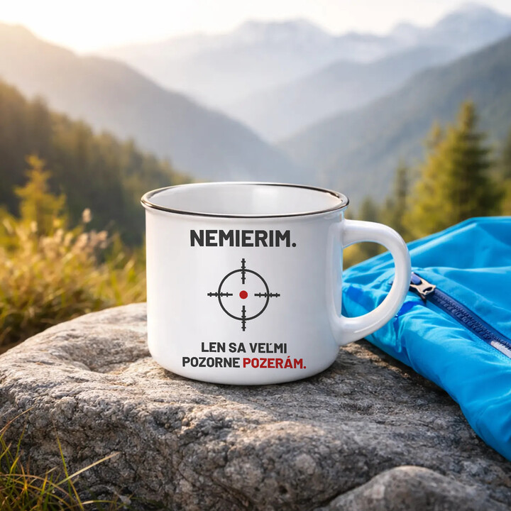 Nemierim, len sa veľmi pozorne pozerám - smaltovaný hrnček pre strelca