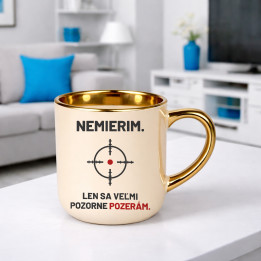 Nemierim, len sa veľmi pozorne pozerám - elegantný hrnček pre strelca