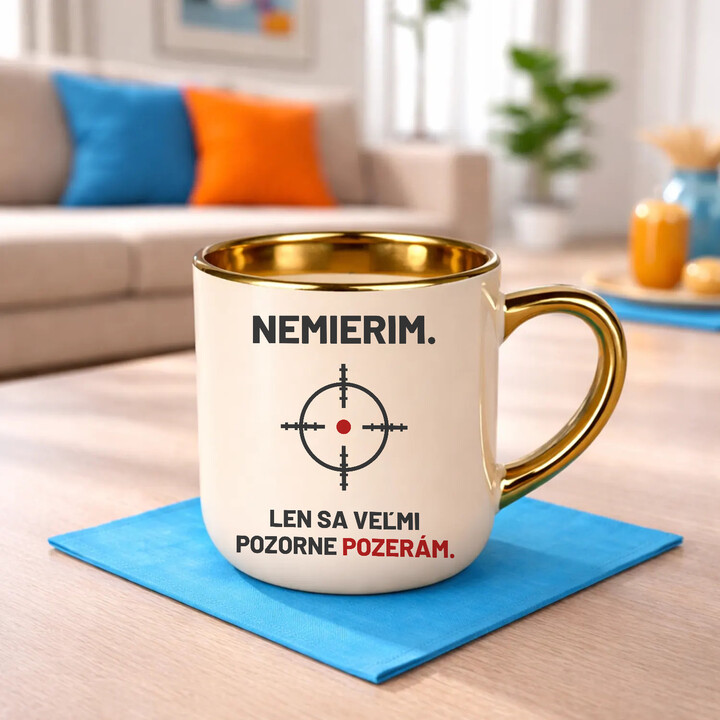 Nemierim, len sa veľmi pozorne pozerám - elegantný hrnček pre strelca