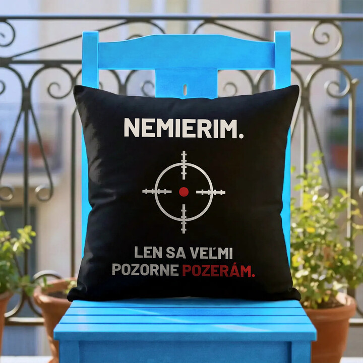 Nemierim, len sa veľmi pozorne pozerám - čierny vankúš pre strelca