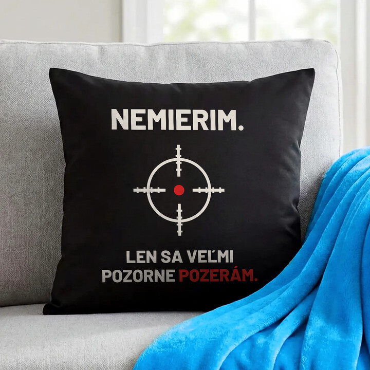 Nemierim, len sa veľmi pozorne pozerám - čierny vankúš pre strelca