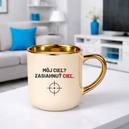 Môj cieľ? Zasiahnuť cieľ - elegantný hrnček pre strelca