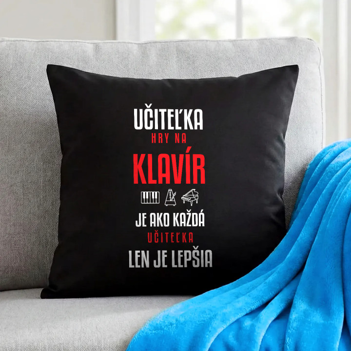 Učiteľka hry na klavír je ako každá učiteľka, len je lepšia - čierny vankúš s potlačou