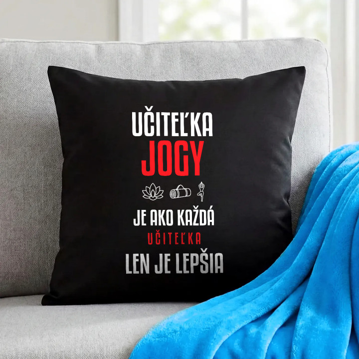 Učiteľka jogy je ako každá učiteľka, len je lepšia - čierny vankúš s potlačou