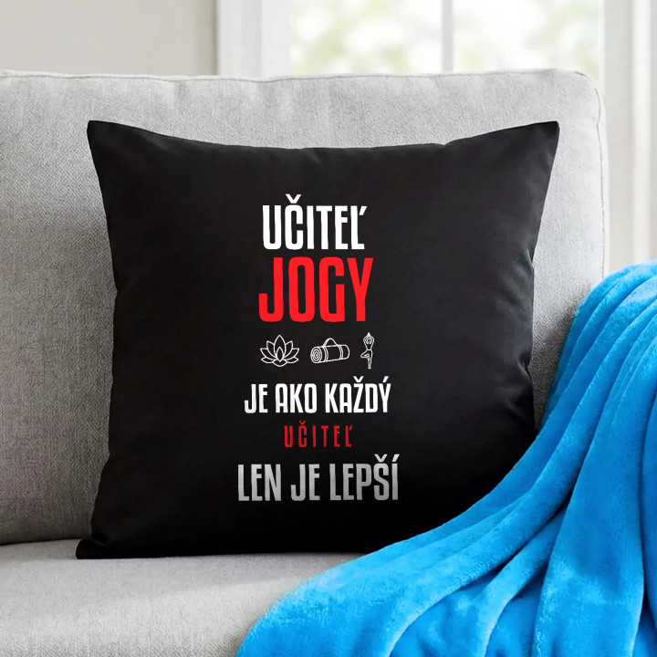 Učiteľ jogy je ako každý učiteľ, len je lepší - čierny vankúš s potlačou
