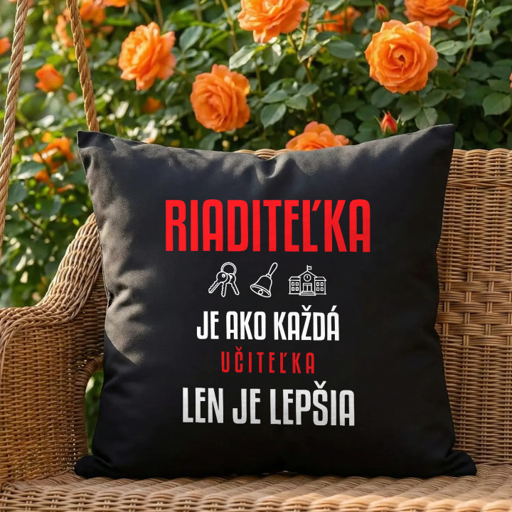 Riaditeľka je ako každá učiteľka, len je lepšia - čierny vankúš s potlačou