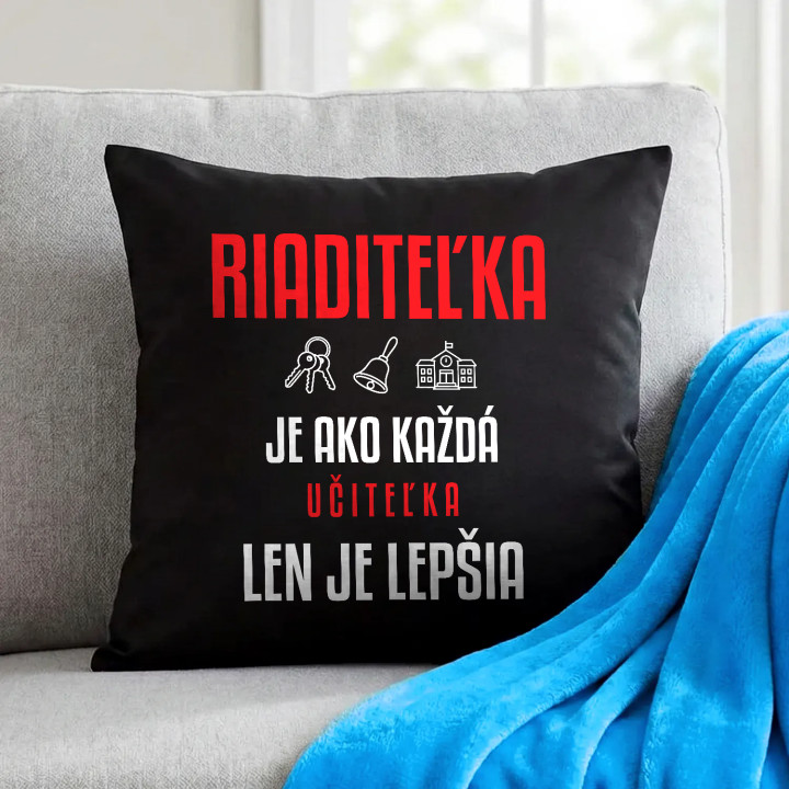 Riaditeľka je ako každá učiteľka, len je lepšia - čierny vankúš s potlačou
