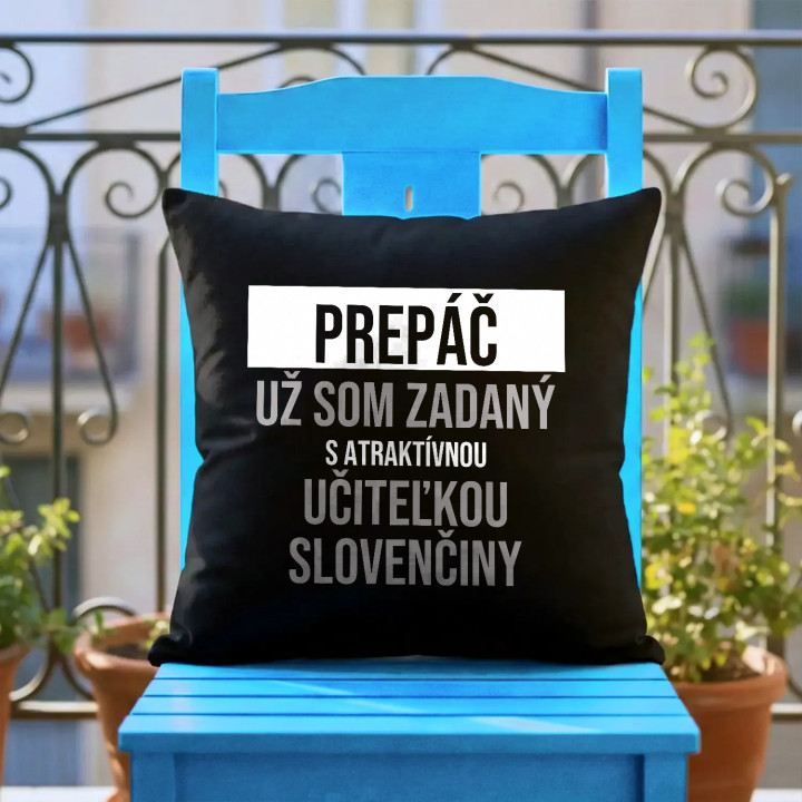 Prepáč, už som zadaný s atraktívnou učiteľkou slovenčiny - čierny vankúš s potlačou