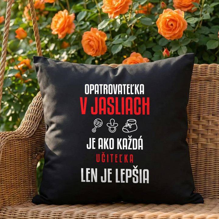 Opatrovateľka v jasliach je ako každá učiteľka, len je lepšia - čierny vankúš s potlačou