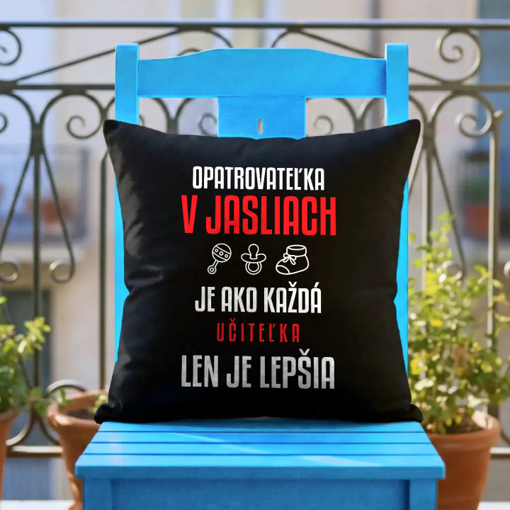 Opatrovateľka v jasliach je ako každá učiteľka, len je lepšia - čierny vankúš s potlačou