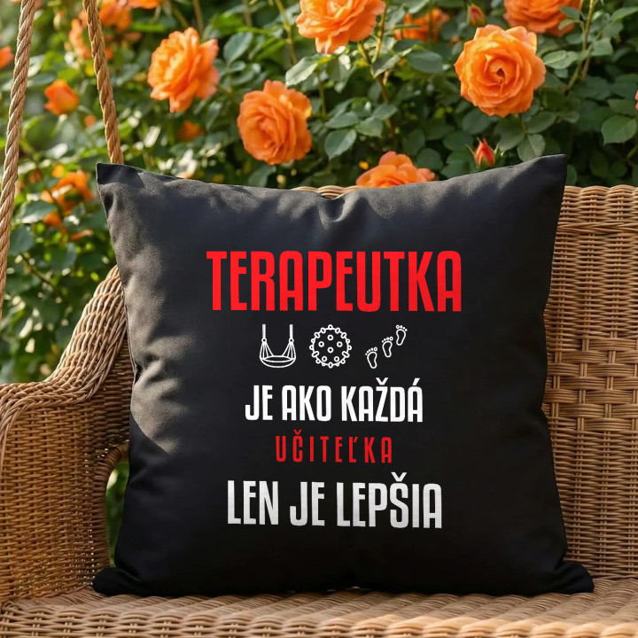 Terapeutka je ako každá učiteľka, len je lepšia - čierny vankúš s potlačou
