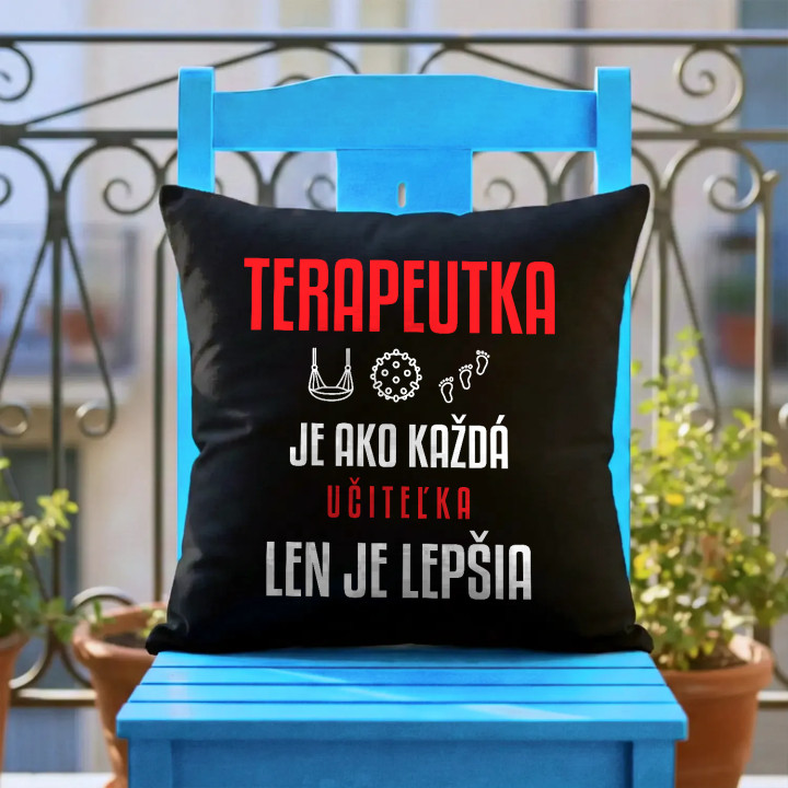Terapeutka je ako každá učiteľka, len je lepšia - čierny vankúš s potlačou